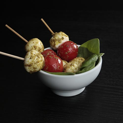 Brochetas mini mozzarella y tomate cherry al pesto suave