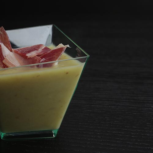 Crema de espárragos con crujiente de jamón ibérico