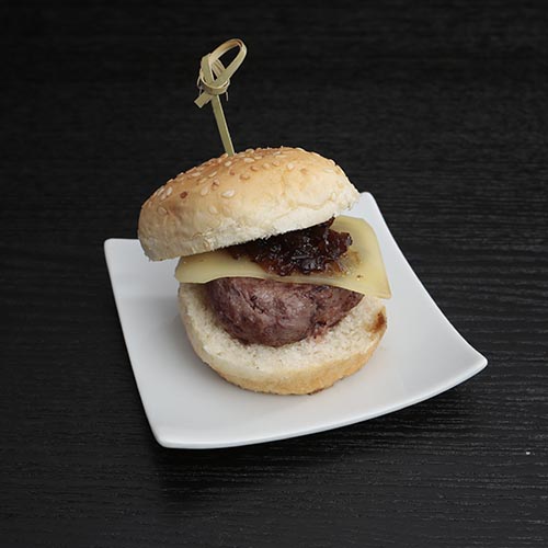 Mini hamburguesa de ternera con queso y cebolla caramelizada