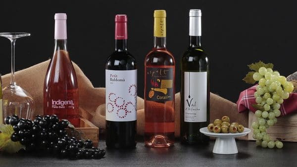 Vins blancs, rosats i negres de diverses denominacions d'origen (totes catalanes i espanyoles)