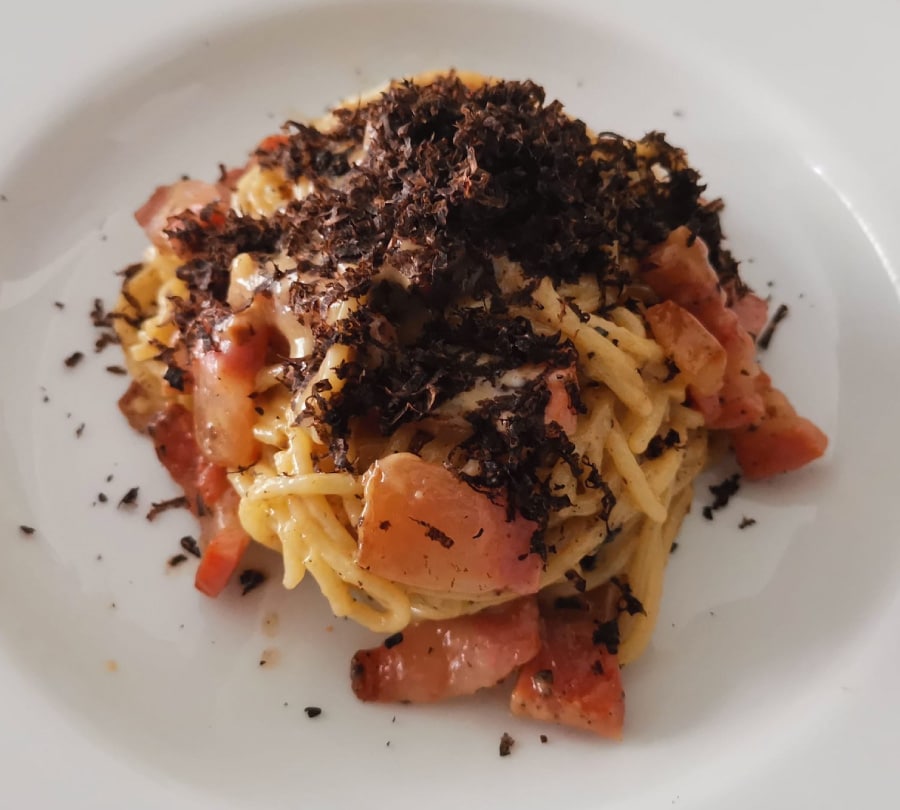 Espaguetis con carbonara trufada, fáciles y rápidos para hacer en casa