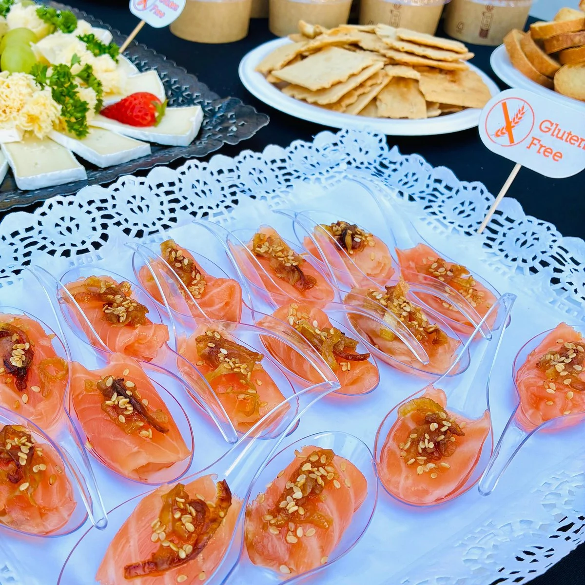 Cucharitas de salmón ahumado con quesos y tostaditas al fondo